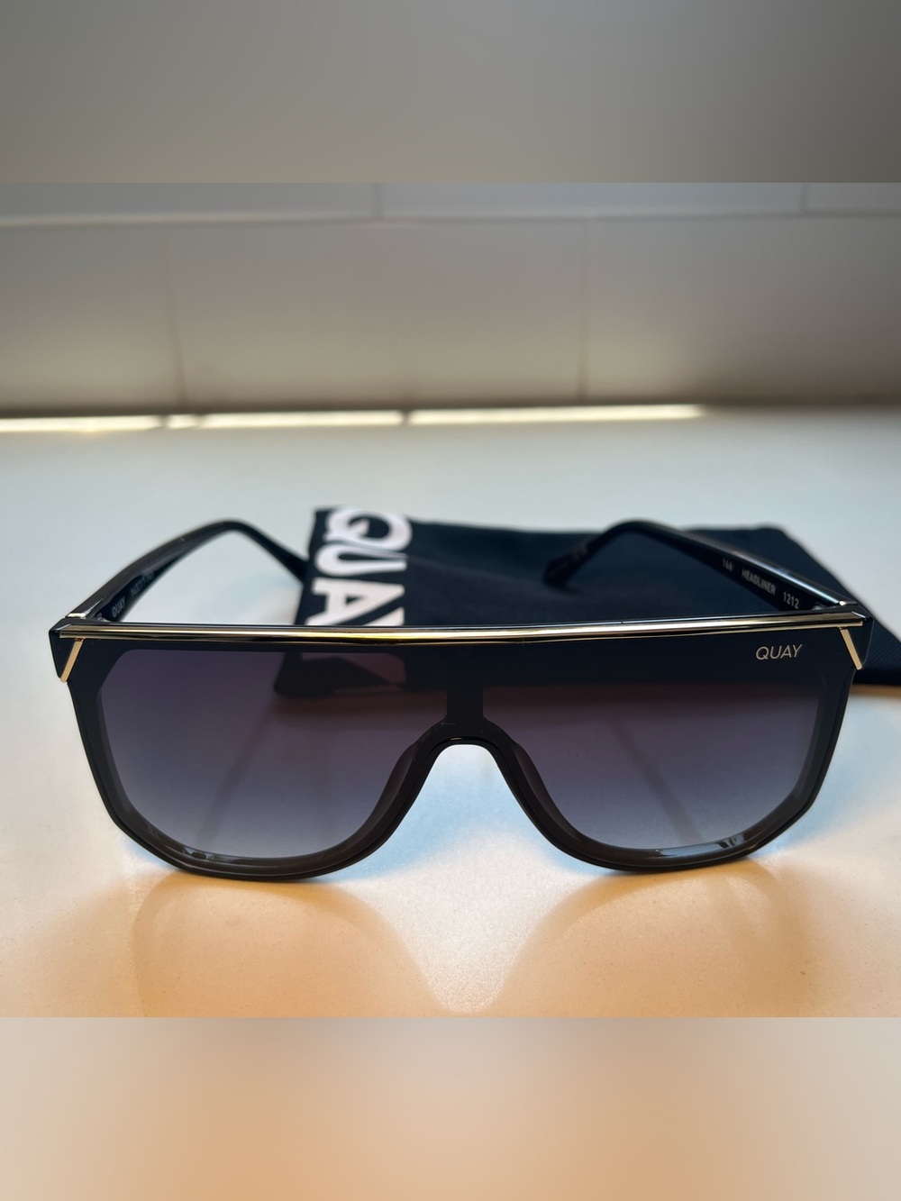 QUAY Headliner Sunglasses - Black Frame / Smoke Lens - NWT - Picture 3 of 7
